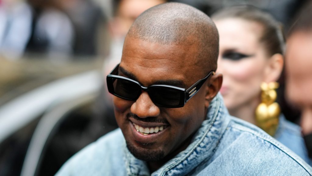 Kanye West deixa evento Donda 2 com sósia de Kim Kardashian